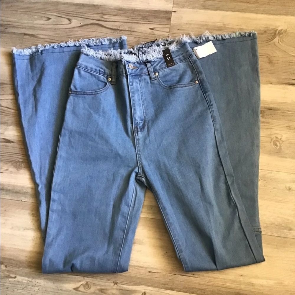 NWT~Akira Light Wash Frayed Waist & Hem Wide Flare Leg Denim Jeans Juniors Sz 11